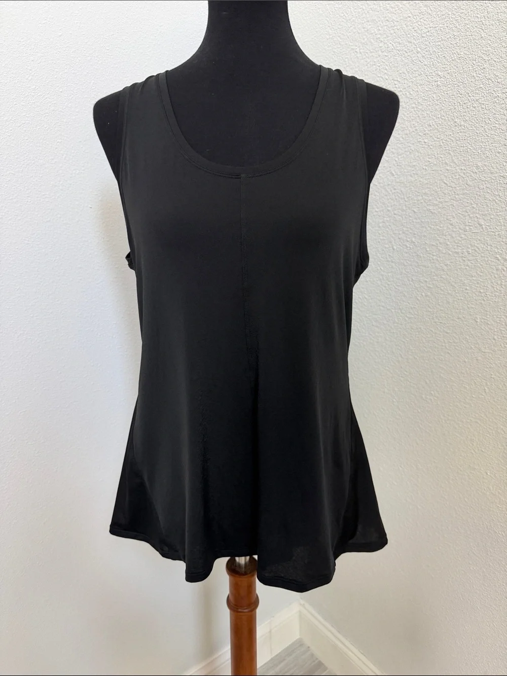 black lululemon lightweight flowy hem tank‎ top large stretchy